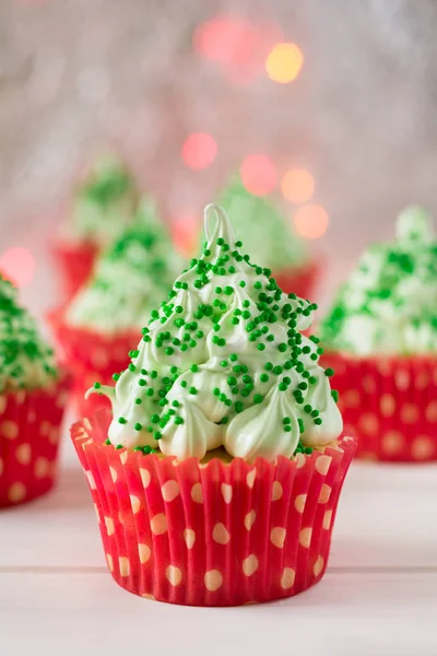 Pastelitos de Navidad con forma de árbol de Navidad, chispeante y luces en el fondo — Foto de Stock