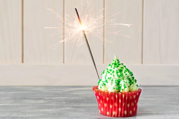 Cupcake de Natal com forma de árvore de Natal e sparkler — Fotografia de Stock