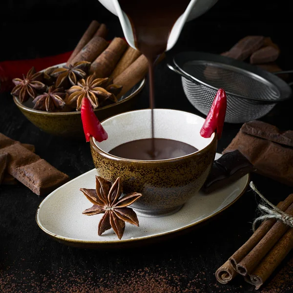 Чашка горячего шоколада с перцем чили — стоковое фото