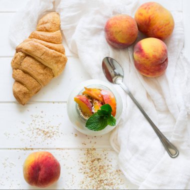 Şeftali ve ahududu bir cam kavanoza yoğurt