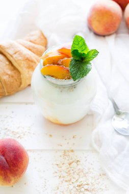 Şeftali ve ahududu bir cam kavanoza yoğurt