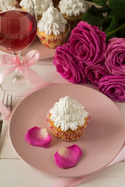 Cupcakes românticos doces para o Dia dos Namorados — Fotografia de Stock