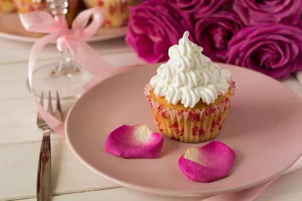 Cupcakes românticos doces para o Dia dos Namorados — Fotografia de Stock