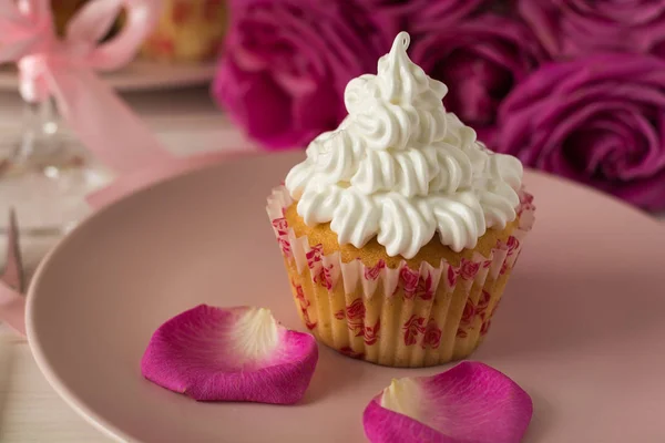Cupcakes românticos doces para o Dia dos Namorados — Fotografia de Stock