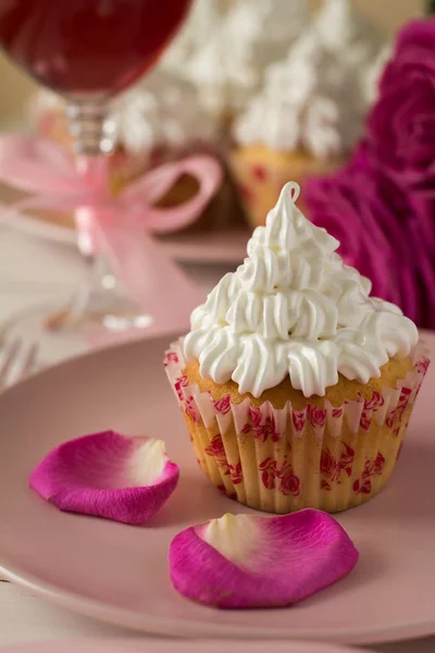 Cupcakes românticos doces para o Dia dos Namorados — Fotografia de Stock