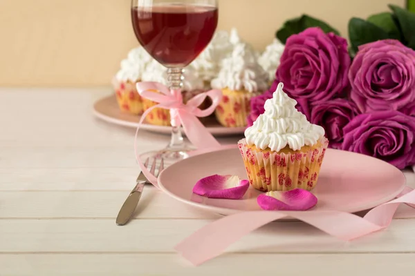 Cupcakes românticos doces para o Dia dos Namorados — Fotografia de Stock