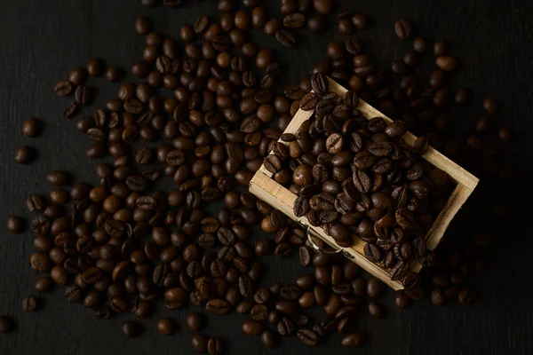 Granos de café en cajón de madera — Foto de Stock