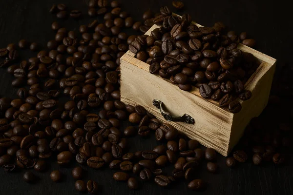 나무 서랍에 커피 콩 — 스톡 사진