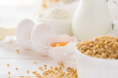 Pişirme için malzemeler: un, süt, buğday tahıl, tereyağı ve yumurta 