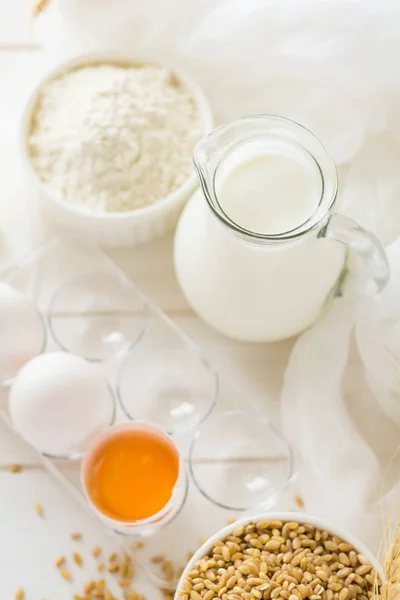 Ингредиенты для выпечки: мука, молоко, пшеничное зерно, масло и яйца — стоковое фото