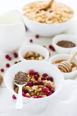 Sağlıklı Kahvaltı: ceviz, süt, bal ve taze kızılcık ile müsli 