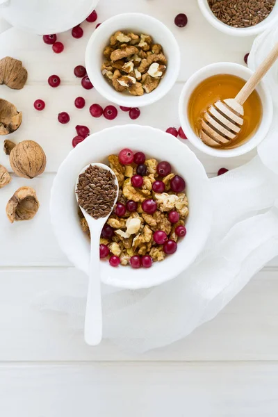 Café da manhã saudável: muesli com nozes, leite, mel e cranberries frescas — Fotografia de Stock