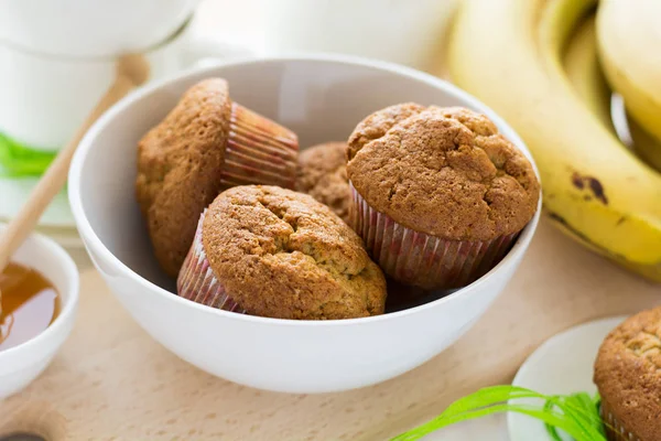 Tea Time: hausgemachte Bananenmuffins, Honig, Bananen und Teesorten — Stockfoto