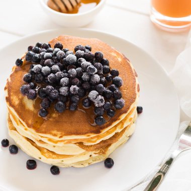 Dondurulmuş yaban mersini ve ballı krep yığını