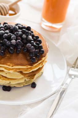 Dondurulmuş yaban mersini ve ballı krep yığını