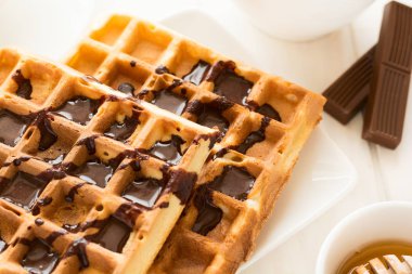 Geleneksel kahvaltı: kahve, Belçika waffle bal ve çikolata sosu ile 