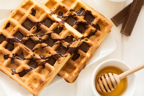Παραδοσιακό πρωινό: καφές, βελγικές Βάφλες με μέλι και σάλτσα σοκολάτας — Φωτογραφία Αρχείου
