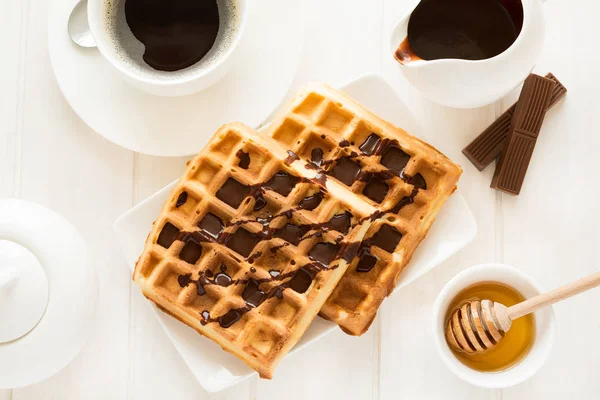 Traditionelles Frühstück: Kaffee, belgische Waffeln mit Honig und Schokoladensoße — Stockfoto