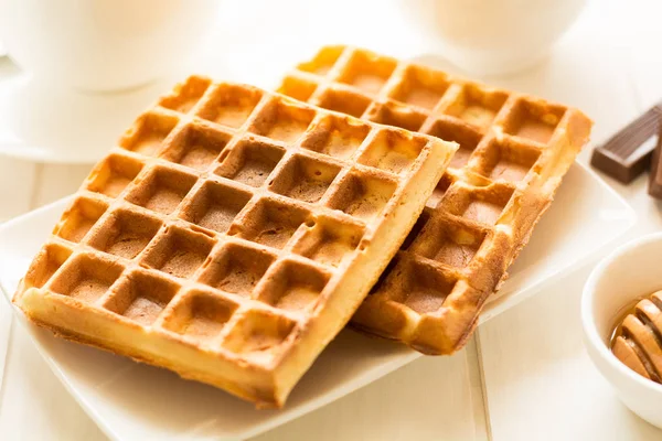 Desayuno tradicional: café, gofres belgas con miel y salsa de chocolate — Foto de Stock