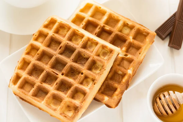 Café da manhã tradicional: café, waffles belgas com mel e molho de chocolate — Fotografia de Stock