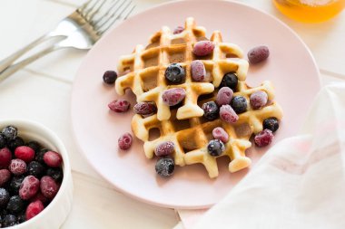 Bal ve Dondurulmuş çilek ile Belçika waffle 