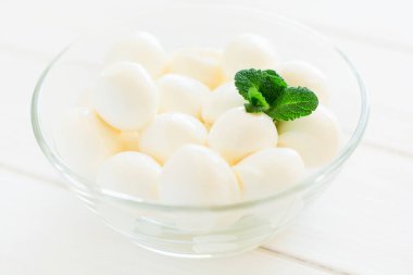 Küçük topları mozzarella cam kase taze nane yaprakları dekore edilmiştir.