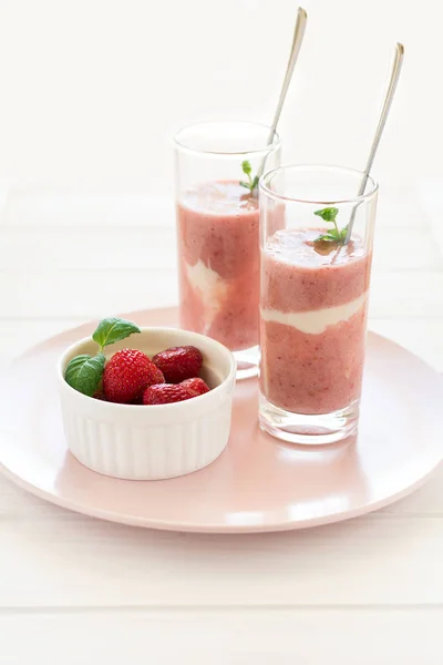 Zwei Gläser mit frischen Erdbeer-Bananen-Smoothie dekoriert Minzblättern — Stockfoto
