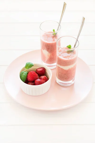 Zwei Gläser mit frischen Erdbeer-Bananen-Smoothie dekoriert Minzblättern — Stockfoto