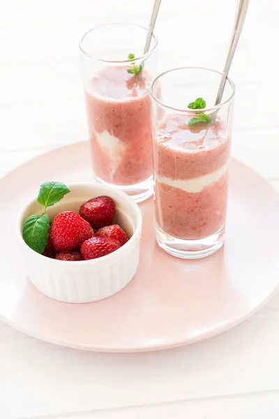 Twee glazen met verse aardbeien en Banaan smoothie ingericht muntblaadjes — Stockfoto
