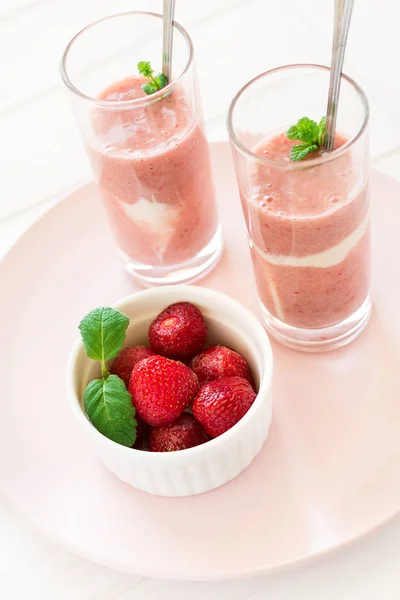 Zwei Gläser mit frischen Erdbeer-Bananen-Smoothie dekoriert Minzblättern — Stockfoto