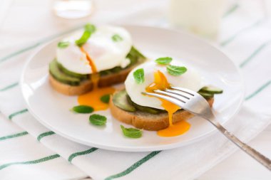 Vejetaryen Kahvaltı: haşlanmış yumurta, portakal suyu, yoğurt ve reçel ile avokado tost 