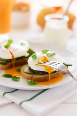 Vejetaryen Kahvaltı: haşlanmış yumurta, portakal suyu, yoğurt ve reçel ile avokado tost 