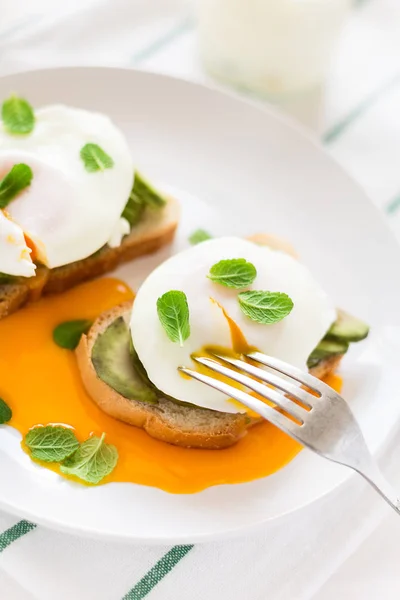 Café da manhã vegetariano: torrada de abacate com ovos escalfados, suco de laranja, iogurte e geléia — Fotografia de Stock