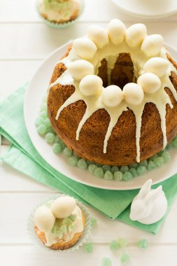 Şeker yumurta sırlı Paskalya kek dekore 