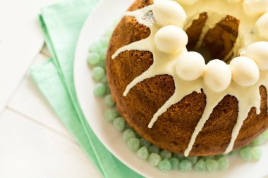 Şeker yumurta sırlı Paskalya kek dekore 