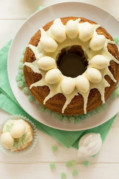 Застекленная Пасхальный торт украшенные яйца конфеты — стоковое фото