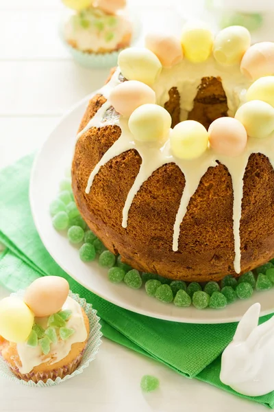 Застекленная Пасхальный торт украшенные яйца конфеты — стоковое фото