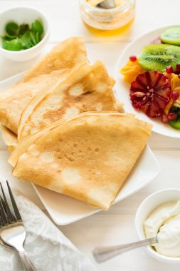 Taze kivi, portakal, Sicilya turuncu, tatlım, krem ve nane yaprakları ile ince krep