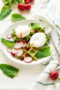Sağlıklı Kahvaltı: ıspanaklı gözleme turp dilimleri ve haşlanmış yumurta ile 