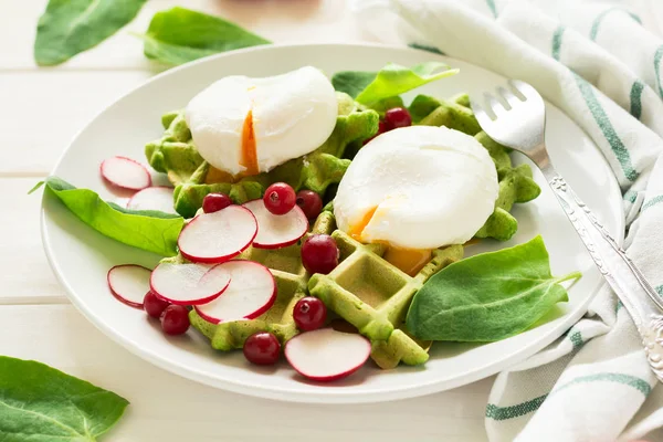 Sağlıklı Kahvaltı: ıspanaklı gözleme turp dilimleri ve haşlanmış yumurta ile — Stok fotoğraf