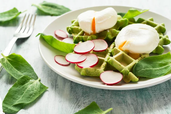 Sağlıklı Kahvaltı: ıspanaklı gözleme turp dilimleri ve haşlanmış yumurta ile — Stok fotoğraf