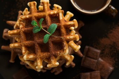Belçika waffle buzlu kakao ile dekore edilmiş çikolata sos nane yaprakları yığını 
