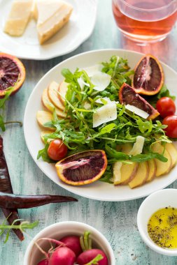 Roka, armut ve portakal dilimleri ve ceviz taze bahar salatası