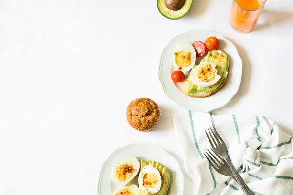 Gezond ontbijt: Toast met avocado segmenten, tomaat, paprika en eieren — Stockfoto