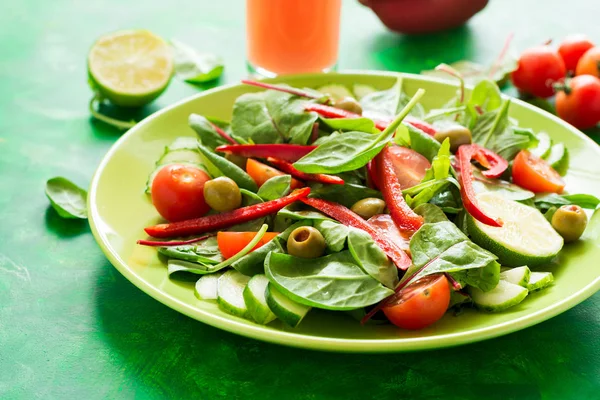 Salada fresca da primavera com arugula, espinafre, folhas de beterraba, tomates, fatias de pepino e pimenta doce — Fotografia de Stock