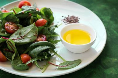 Taze bahar vejetaryen Salata marul ile karıştırın, cherry domates, zeytin yağı ve keten tohumu 