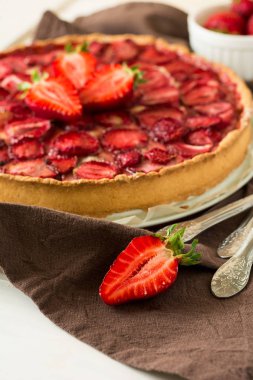Ricotta peyniri ve çilek ile taze ev yapımı tart