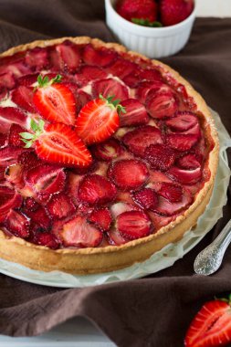 Ricotta peyniri ve çilek ile taze ev yapımı tart