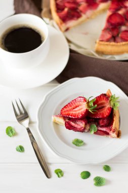 Ricotta peyniri ve çilek ile taze ev yapımı tart 