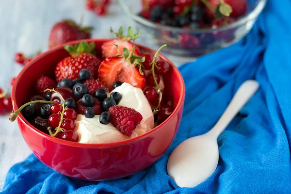 Gesundes Frühstück: Quark mit saurer Sahne, Erdbeere, Himbeere, Blaubeere, Kirsche und roter Johannisbeere — Stockfoto